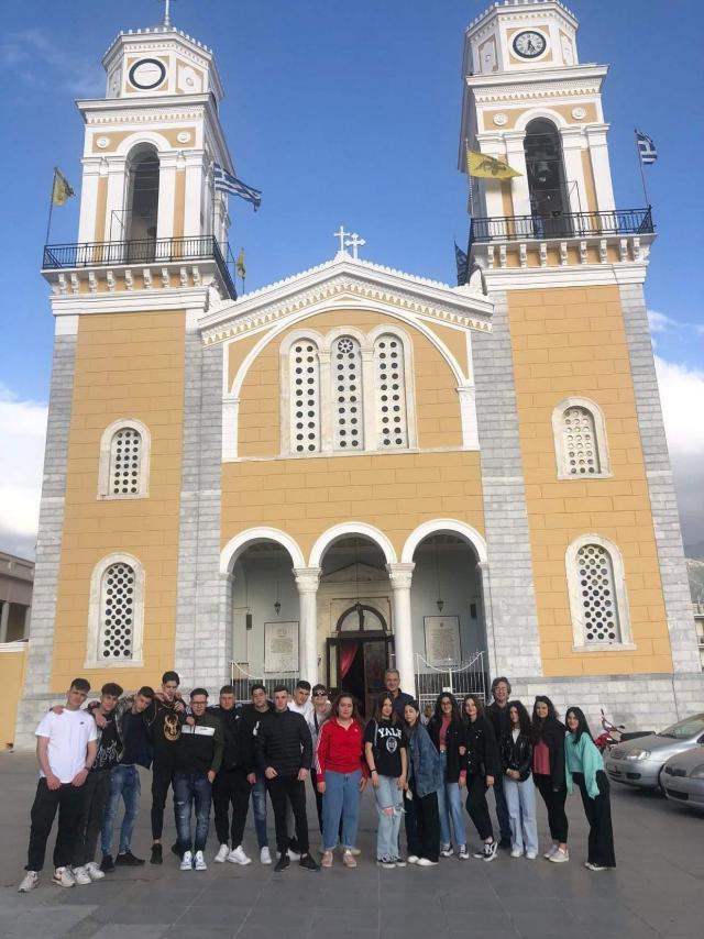 οι μαθητές του σχολείου μας μπροστά από τον ιερό ναό της Υπαπαντής της Καλαμάτας