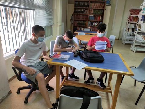μαθητές διαβάζουν στο χώρο της βιβλιοθήκης